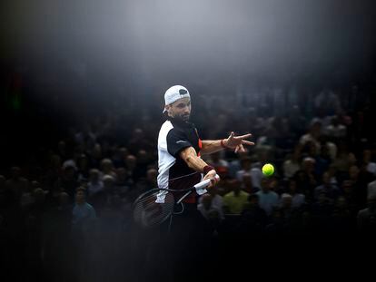 Dimitrov, durante el partido contra Tsitsipas en Bercy.