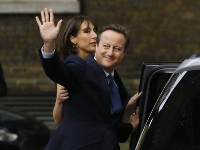 David Cameron y su esposa Samanta abandonan el 10 de Downing Street este mi&eacute;rcoles.  