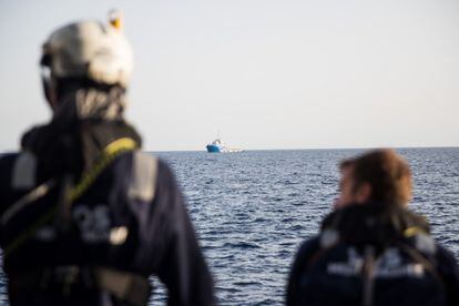 Dos trabajadores de SOS Mediterranée observan un barco desde el 'Aquaris', el 12 de junio de 2018.