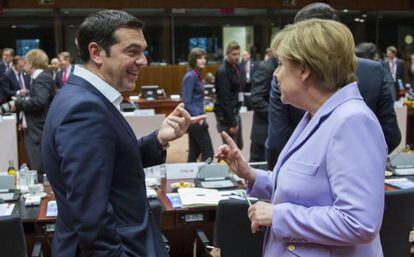 El primer ministro griego, Alexis Tsipras, y la canciller alemana, Angela Merkel, en la cumbre de l&iacute;deres de la UE el pasado 25 de junio. 