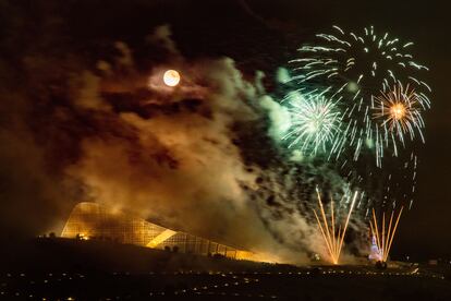 Acto pirotécnico de los tradicionales fuegos del Apostol Santiago, antesala de la celebración del día grande de Galicia que se celebra este año dentro del año Santo Compostelano Xacobeo 2020/2021. En la imagen, los lanzados desde la Ciudad de la Cultura.