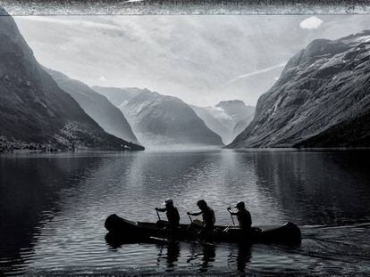 Una canoa atraviesa un fiordo cerca de la ciudad noruega de Bergen.