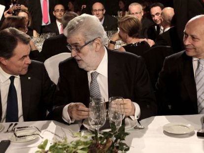 Artur Mas, José Manuel Lara y José Ignacio Wert se han sentado esta noche en la misma mesa durante la gala de la entrega de los premios Planeta.
