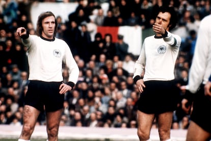Günter Netzer mit Franz Beckenbauer im Spiel gegen Italien 1974.