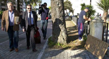 El exalcalde de Jerez de la Frontera (C&aacute;diz) Pedro Pacheco, en los alrededores de la Audiencia de C&aacute;diz.