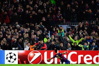 El público celebra el gol de Suárez.