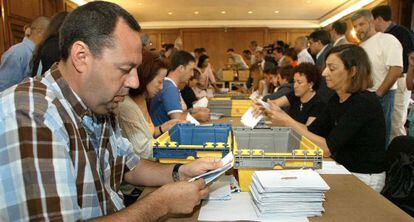 Un funcionario cuenta los votos enviados por correo, en Pontevedra.