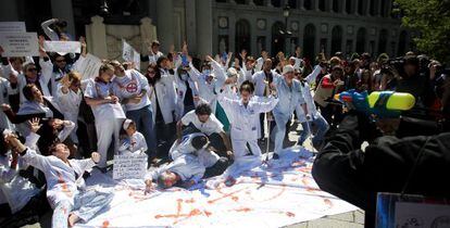 Escenificación los fusilamientos del 3 de mayo en protesta por la privatización sanitaria.