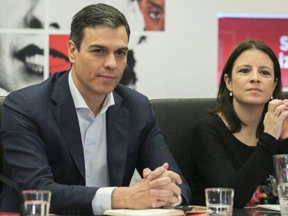 Pedro Sánchez y Adriana Lastra, este lunes en la reunión de la ejecutiva del PSOE.