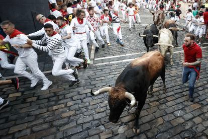 Los toros de la ganadería de Fuente Ymbro, a su paso por la curva de Mercaderes.