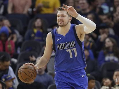 Doncic, en un partido entre Dallas y Golden State.