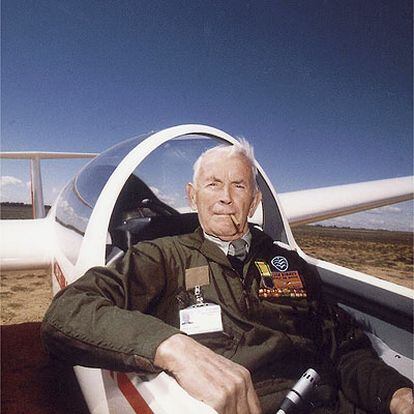 Luis Maynard, de 86 años, es socio del Club Nimbus de vuelo a vela, con sede en Alcalá del Obispo-Monflorite (Huesca). Hace cuatro años se sacó el título de piloto. Ahora se está preparando para el de paracaidismo.