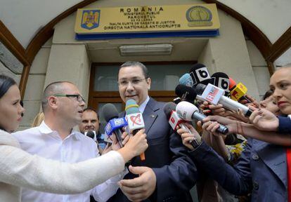 Victor Ponta a la salida de la fiscal&iacute;a anticorrupci&oacute;n en Bucarest, este viernes.
