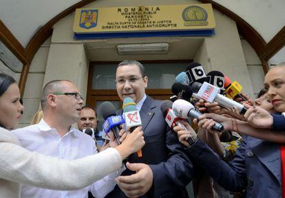 Victor Ponta a la salida de la fiscalía anticorrupción en Bucarest, este viernes.