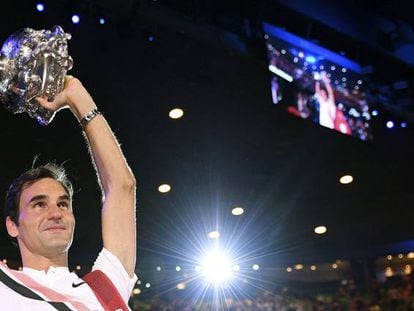 Federer eleva el trofeo de campeón en Melbourne.