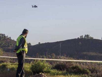 Equipos de emergencias trabajando en la zona en la que se encontró el cádaver de la profesora Laura Luelmo, en Huelva.