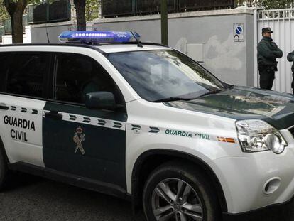 Dos agentes de la Guardia Civil, en una imagen de archivo.