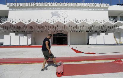 Preparativos para el festival de Venecia, ayer en el Lido. 