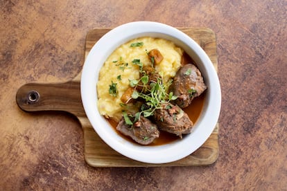Carrilleras de cerdo con puré de patatas.