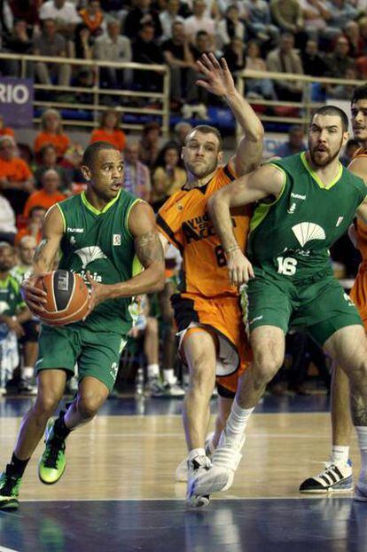 Juan Dixon avanza hacia canasta ante Laviña y Guillem Rubio.