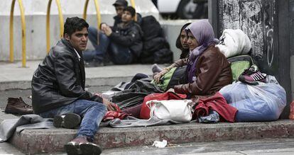 Migrantes afganos, en una plaza de Atenas.