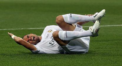 Pepe del Real Madrid se toca el tobillo.
