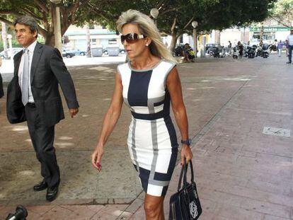 María Manuela Carratalá a su llegada al Juzgado de Instrucción número 5 de Alicante.