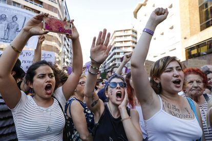 Concentración en Valencia en protesta contra  de la puesta en libertad de los miembros de La Manada, el 22 de junio de 2018.
