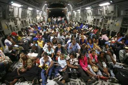 Dos centenares de personas esperan la evacuación a Florida en un avión militar estadounidense. Son ciudadanos de EE UU, extranjeros con visado del país o haitianos con padres o hijos en él.