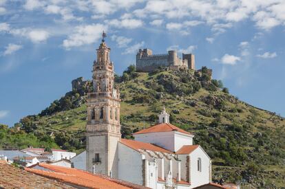 Castillo templario de Jerez de los Caballeros. En primer término, la iglesia de la Encarnación.  