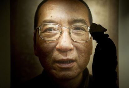 Un hombre pasa delante de un retrato del disidente chino Liu Xiaobo, expuesto en el Centro Nobel de la Paz de Oslo.