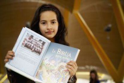 El objeto de su maleta al que Angie, colombiana de 10 años, da más valor es esta biblia dedicada por sus compañeros de colegio.