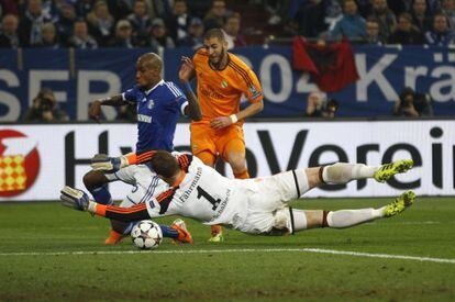 Benzema marca uno de sus dos goles al Schalke.