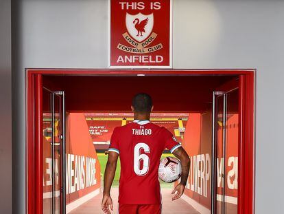 Thiago Alcántara sale al césped de Anfield