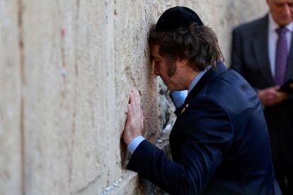 El presidente de Argentina en el Muro de los lamentos, en la Ciudad Vieja de Jerusalén, en febrero de 2024.