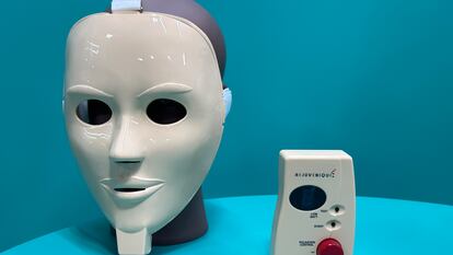 La máscara la compañía Rejuvenique, creada 1999, exhibida en el CES de 2023, en Las Vegas.