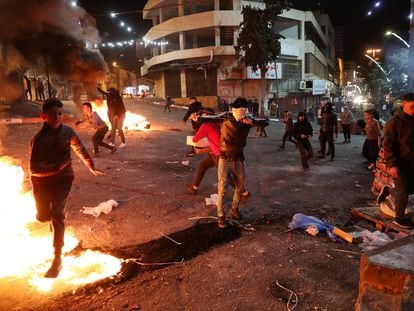 Manifestantes palestinos en un choque con las fuerzas israelíes en Hebrón, el sábado 16 de abril.