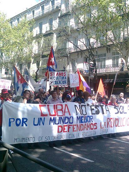 Cientos de personas se manifiestan en Madrid en apoyo al régimen de los Castro.