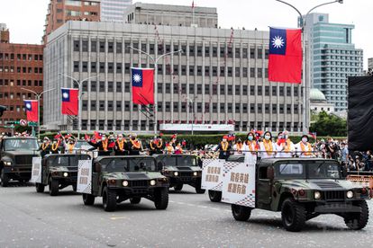 Desfile militar en los festejos del día nacional de Taiwán, este sábado.