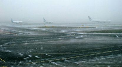 La nieve cae sobre el aeropuerto de Schiphol, cerca de Amsterdam.