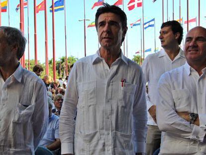 De izquierda a derecha, el embajador de España en Cuba, Francisco Montalbán; el ministro de Economía y Competitividad de España, Luis De Guindos; y el de Industria, Energía y Turismo, José Manuel Soria, en la inauguración de la Feria Internacional de La Habana (Fihav 2015).