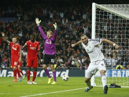 Benzema festeja su gol ante el Liverpool, anoche en el Bernabéu