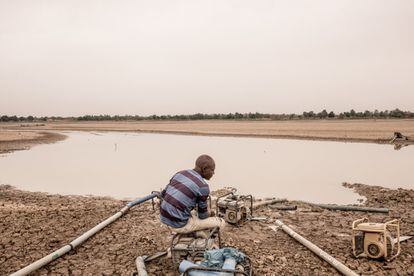Un agricultor extrae agua de la presa de Loumbilà, en el centro-oeste de Burkina Faso. El nivel de esta cuenca hídrica está muy bajo pues, aunque se llena en temporada de lluvias, abastece a un área muy grande. Esto eleva el coste de las bombas y las tuberías, que muchos de los agricultores no pueden afrontar, porque -al ser tan bajo el nivel- necesitan de motores más potentes y sistemas de tuberías más largos.