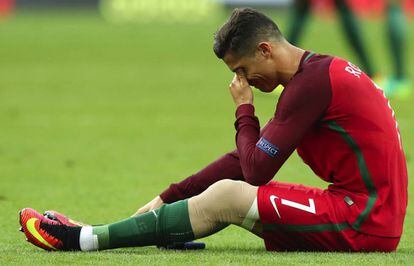 Cristiano Ronaldo llora al abandonar el campo.