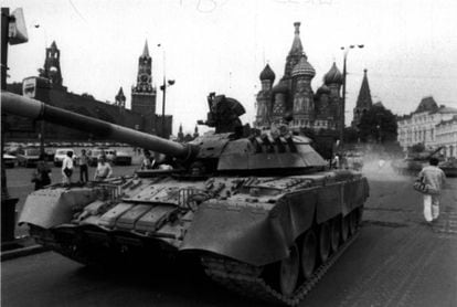 Tanques soviéticos en la plaza del Kremlin en agosto de 1991.