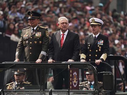 López Obrador con los secretarios de Defensa Nacional y de Marina, el 16 de septiembre de este año.
