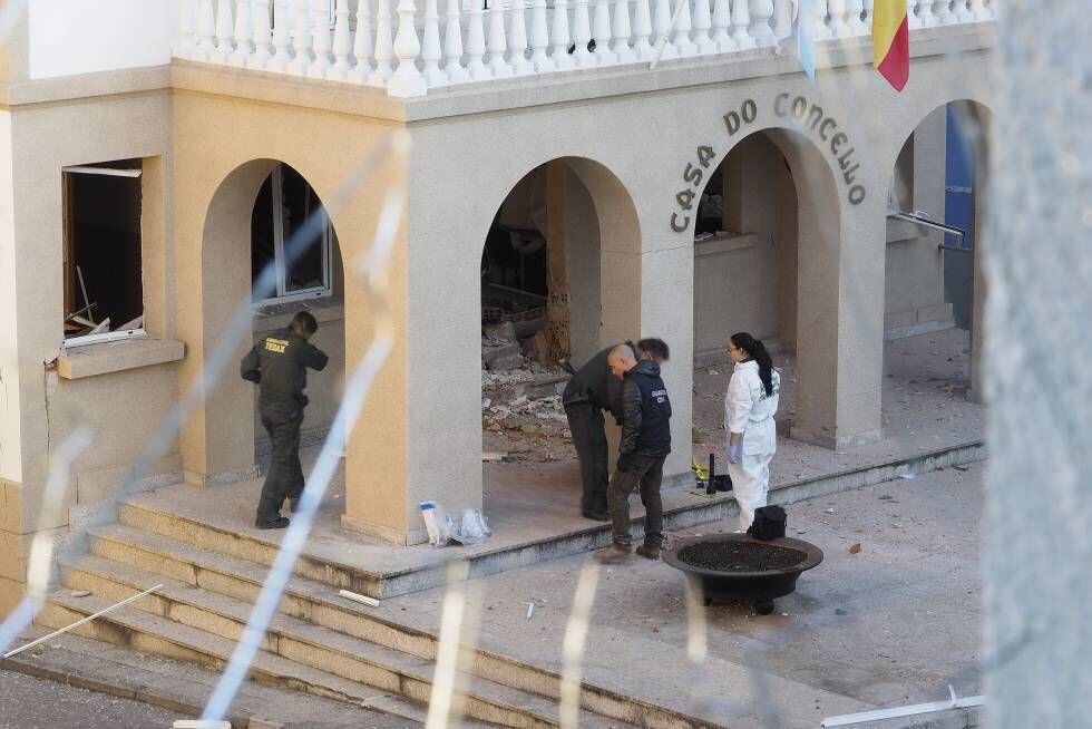 Agentes de la Guardia Civil inspeccionan el Ayuntamiento de Baralla tras el atentado, en 2014.