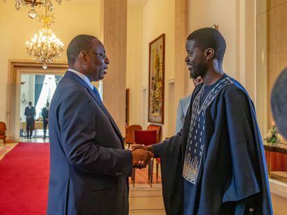El presidente de Senegal, Macky Sall, recibía en el palacio presidencial a Bassirou Diomaye Faye, ganador de las elecciones y presidente electo, el pasado 28 de marzo en Dakar.
