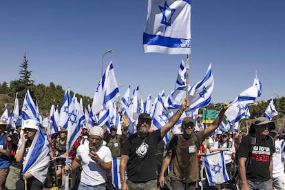 La marche hacia Jerusalén, a la altura de la localidad de Mevasseret Zion, este sábado. 