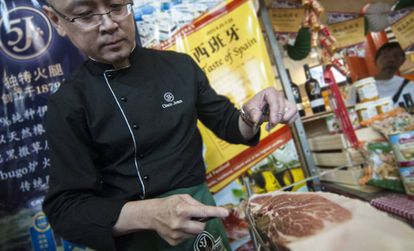Un cortador de jamón en Shanghái.